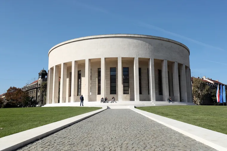 Dovršeno uređenje Trga žrtava fašizma, pogledajte kako Meštrovićev paviljon izgleda bez magnolije