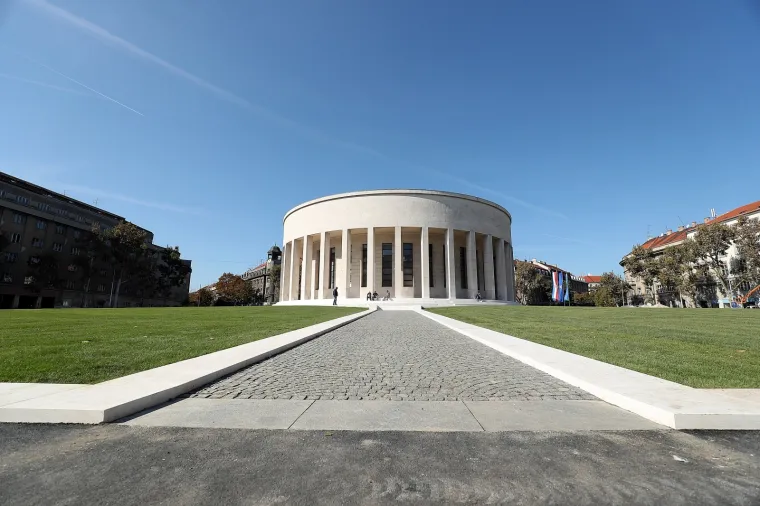 Dovršeno uređenje Trga žrtava fašizma, pogledajte kako Meštrovićev paviljon izgleda bez magnolije