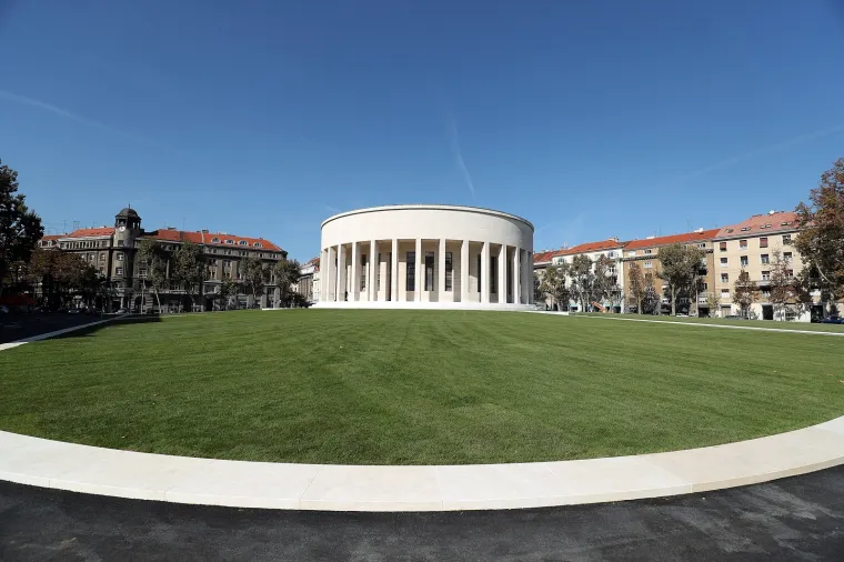Dovr&scaron;eno uređenje Trga žrtava fa&scaron;izma, pogledajte kako Me&scaron;trovićev paviljon izgleda bez magnolije