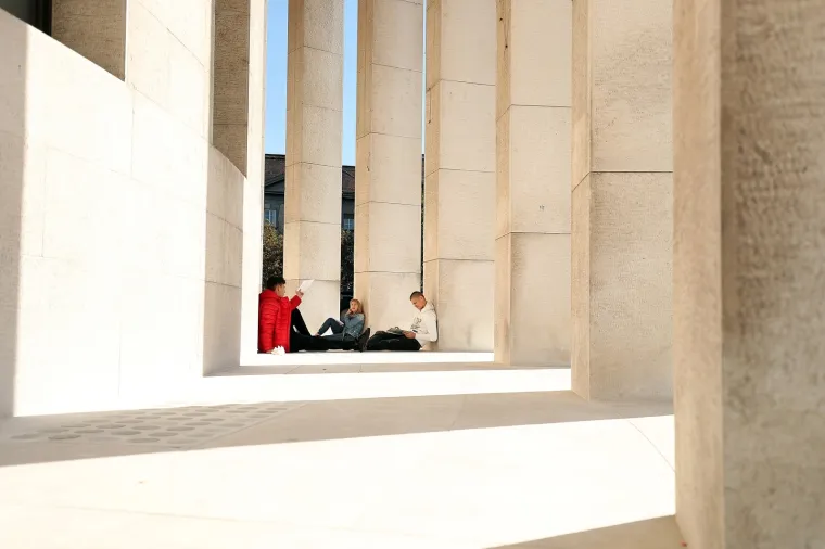 Dovr&scaron;eno uređenje Trga žrtava fa&scaron;izma, pogledajte kako Me&scaron;trovićev paviljon izgleda bez magnolije