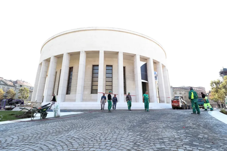 Dovr&scaron;eno uređenje Trga žrtava fa&scaron;izma, pogledajte kako Me&scaron;trovićev paviljon izgleda bez magnolije