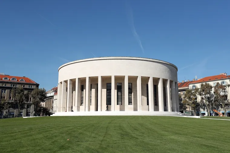Dovr&scaron;eno uređenje Trga žrtava fa&scaron;izma, pogledajte kako Me&scaron;trovićev paviljon izgleda bez magnolije