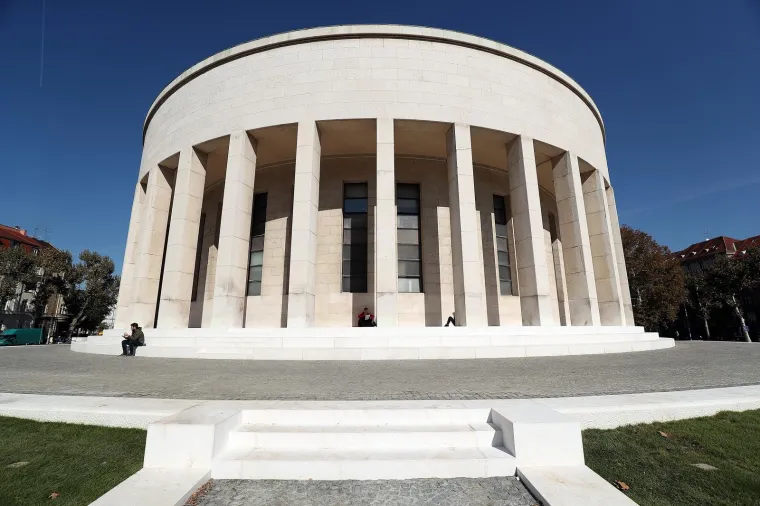 Dovr&scaron;eno uređenje Trga žrtava fa&scaron;izma, pogledajte kako Me&scaron;trovićev paviljon izgleda bez magnolije