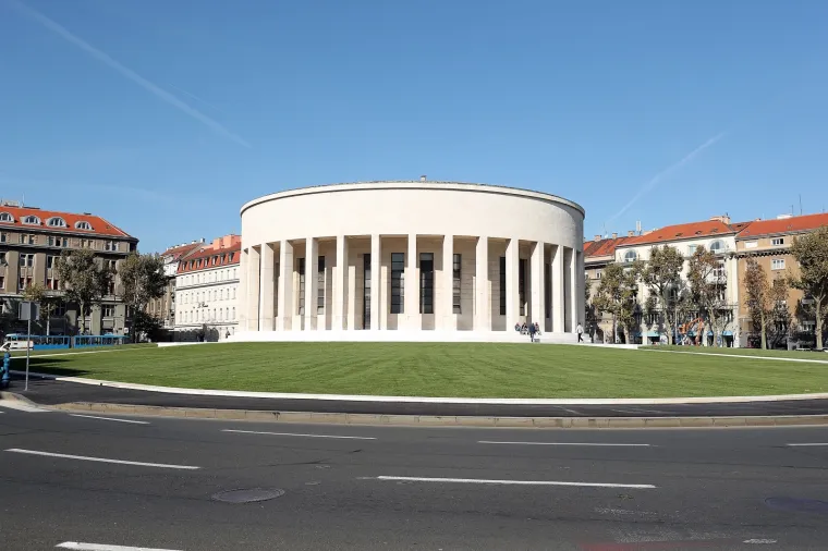 Dovr&scaron;eno uređenje Trga žrtava fa&scaron;izma, pogledajte kako Me&scaron;trovićev paviljon izgleda bez magnolije