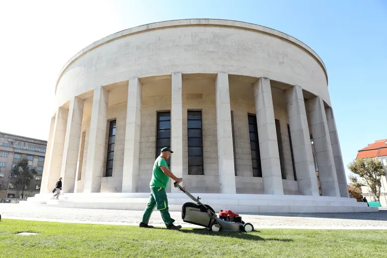 Dovr&scaron;eno uređenje Trga žrtava fa&scaron;izma, pogledajte kako Me&scaron;trovićev paviljon izgleda bez magnolije