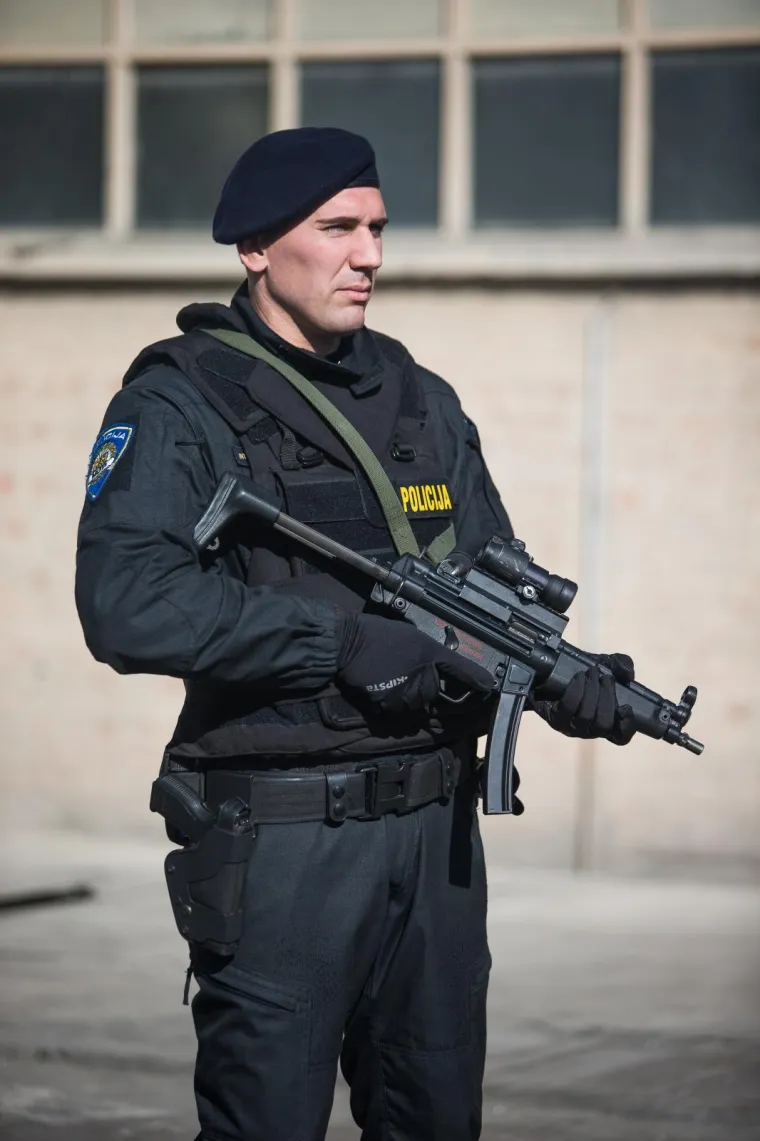 Droga je spaljena u četvrtak prijepodne, a cijeli postupak odrađen je pod budnim okom specijalaca naoružanih dugim cijevima.