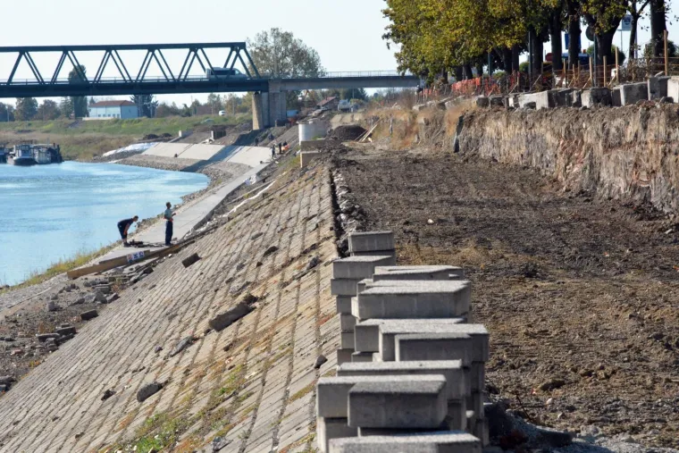 Slavonski Brod: Na iskopu zemlje na savskom nasipu prona&scaron;li kosti vi&scaron;e osoba