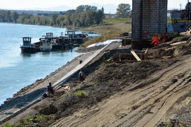 Slavonski Brod: Na iskopu zemlje na savskom nasipu prona&scaron;li kosti vi&scaron;e osoba