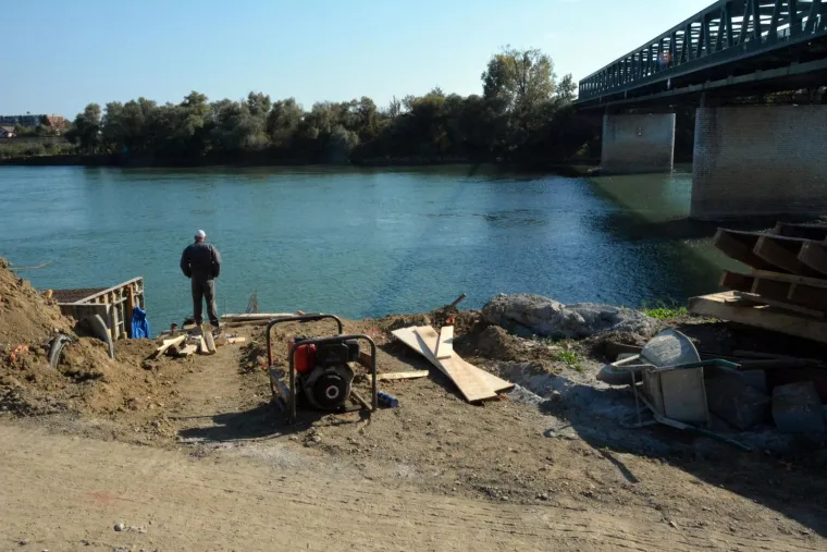 Slavonski Brod: Na iskopu zemlje na savskom nasipu prona&scaron;li kosti vi&scaron;e osoba