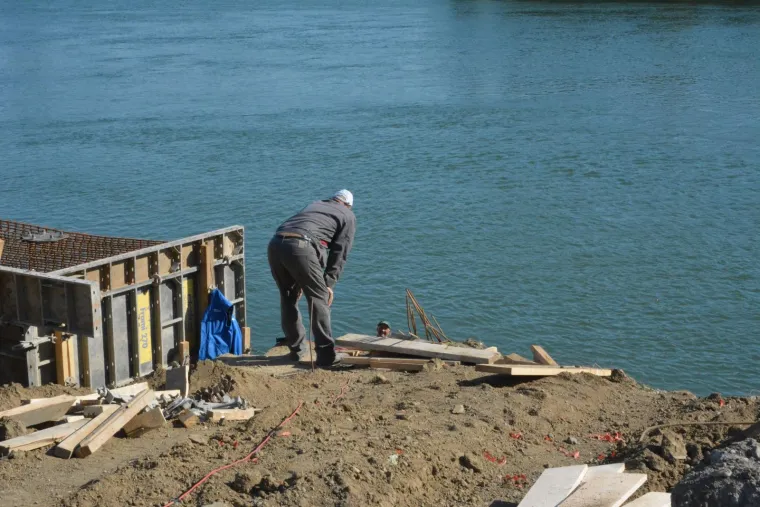 Slavonski Brod: Na iskopu zemlje na savskom nasipu prona&scaron;li kosti vi&scaron;e osoba