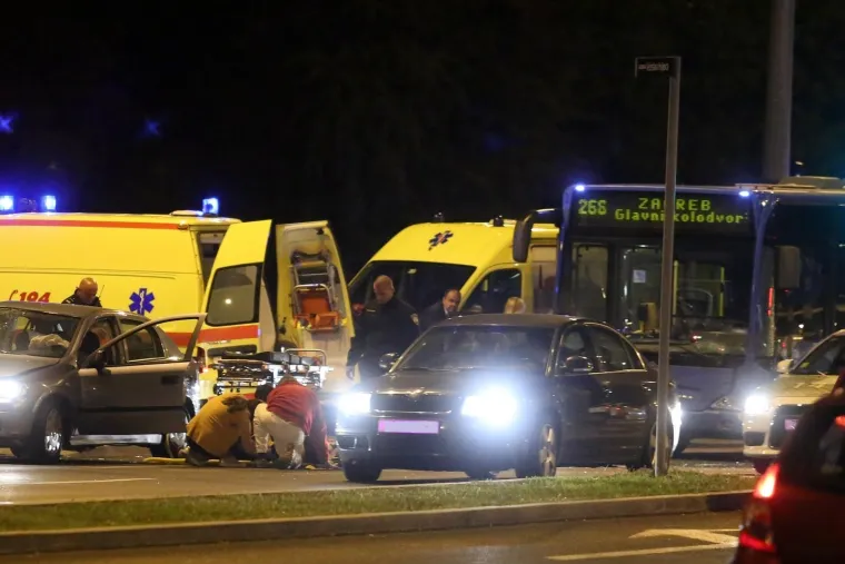 SUDAR ZET-OVA AUTOBUSA I AUTOMOBILA KOD TRGOVAČKOG CENTRA SUPERNOVA: Petero ozlijeđenih putnika