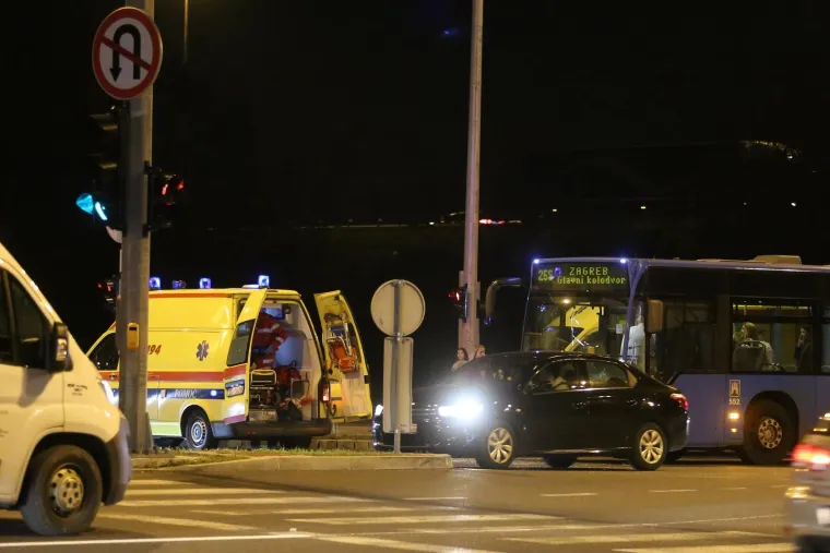 SUDAR ZET-OVA AUTOBUSA I AUTOMOBILA KOD TRGOVAČKOG CENTRA SUPERNOVA: Petero ozlijeđenih putnika