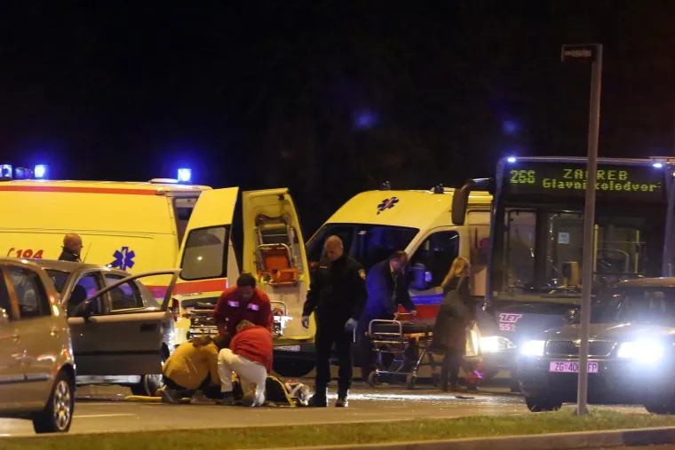 SUDAR ZET-OVA AUTOBUSA I AUTOMOBILA KOD TRGOVAČKOG CENTRA SUPERNOVA: Petero ozlijeđenih putnika