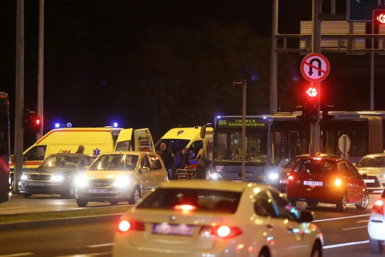 SUDAR ZET-OVA AUTOBUSA I AUTOMOBILA KOD TRGOVAČKOG CENTRA SUPERNOVA: Petero ozlijeđenih putnika