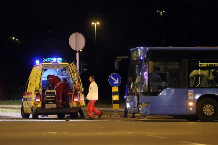 SUDAR ZET-OVA AUTOBUSA I AUTOMOBILA KOD TRGOVAČKOG CENTRA SUPERNOVA: Petero ozlijeđenih putnika