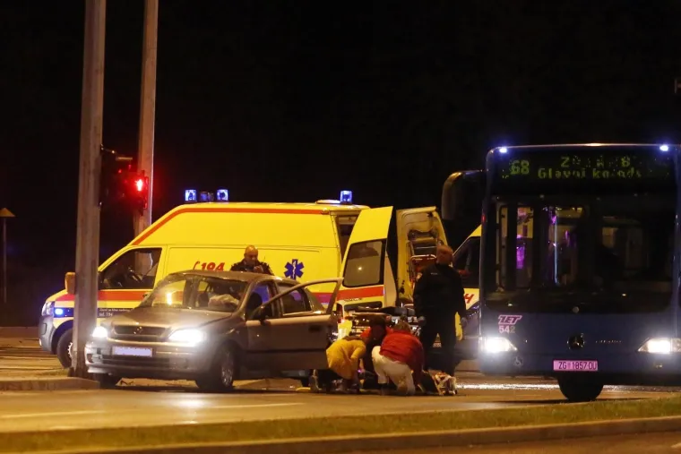 SUDAR ZET-OVA AUTOBUSA I AUTOMOBILA KOD TRGOVAČKOG CENTRA SUPERNOVA: Petero ozlijeđenih putnika