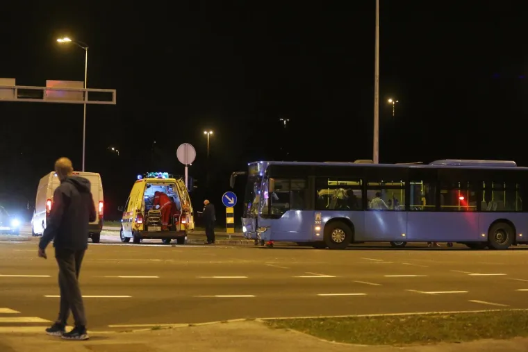 SUDAR ZET-OVA AUTOBUSA I AUTOMOBILA KOD TRGOVAČKOG CENTRA SUPERNOVA: Petero ozlijeđenih putnika