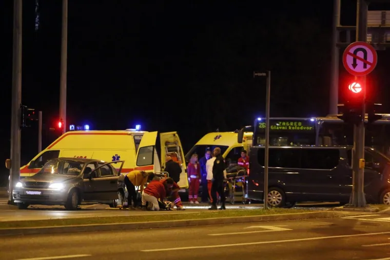 SUDAR ZET-OVA AUTOBUSA I AUTOMOBILA KOD TRGOVAČKOG CENTRA SUPERNOVA: Petero ozlijeđenih putnika