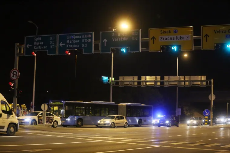 SUDAR ZET-OVA AUTOBUSA I AUTOMOBILA KOD TRGOVAČKOG CENTRA SUPERNOVA: Petero ozlijeđenih putnika