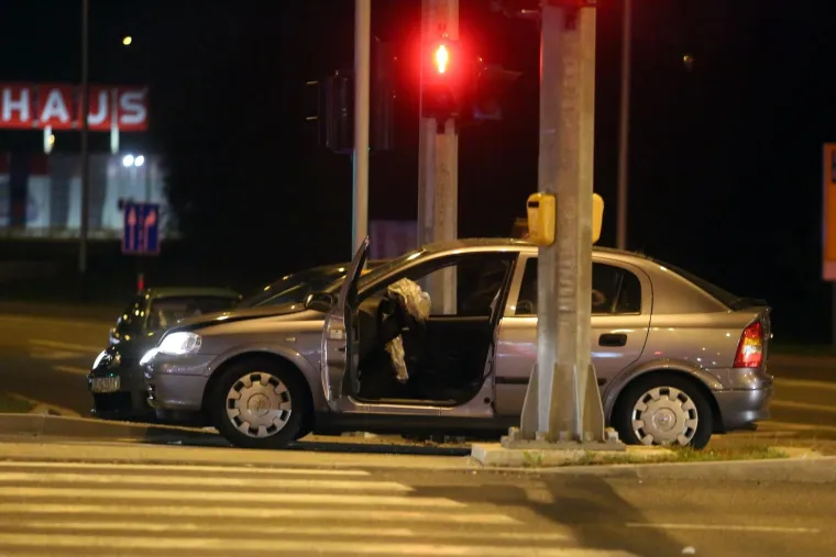 SUDAR ZET-OVA AUTOBUSA I AUTOMOBILA KOD TRGOVAČKOG CENTRA SUPERNOVA: Petero ozlijeđenih putnika