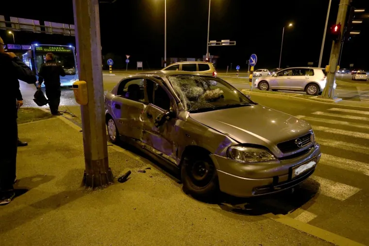 SUDAR ZET-OVA AUTOBUSA I AUTOMOBILA KOD TRGOVAČKOG CENTRA SUPERNOVA: Petero ozlijeđenih putnika