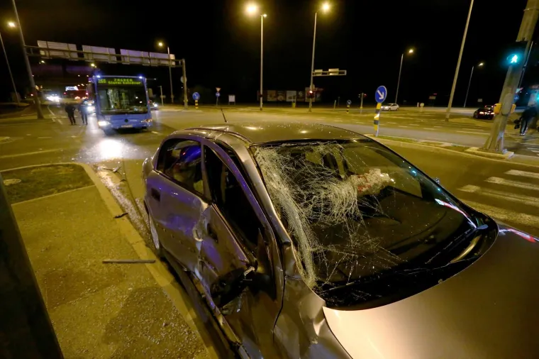 U Zagrebu, oko 20 sati na križanju Avenije Veceslava Holjevca i ulice Buzinski Krči, kod trgovačkog centra Supernova, do&scaron;lo je do prometne nesreće u kojoj je sudjelovao osobni automobil i autobus ZET-a koji vozi na liniji 268, Velika Gorica - Zagreb. Pet osoba je ozlijeđeno.