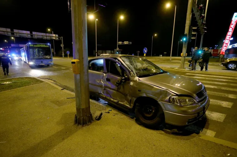 SUDAR ZET-OVA AUTOBUSA I AUTOMOBILA KOD TRGOVAČKOG CENTRA SUPERNOVA: Petero ozlijeđenih putnika