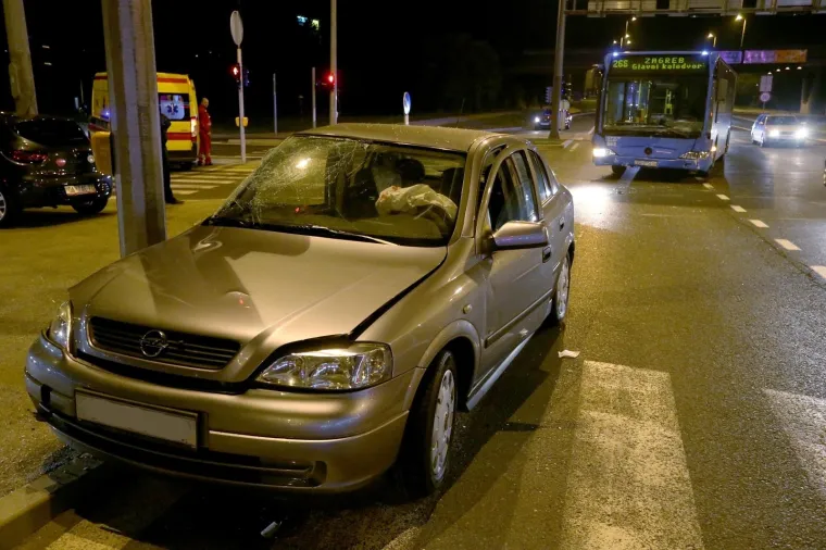 SUDAR ZET-OVA AUTOBUSA I AUTOMOBILA KOD TRGOVAČKOG CENTRA SUPERNOVA: Petero ozlijeđenih putnika