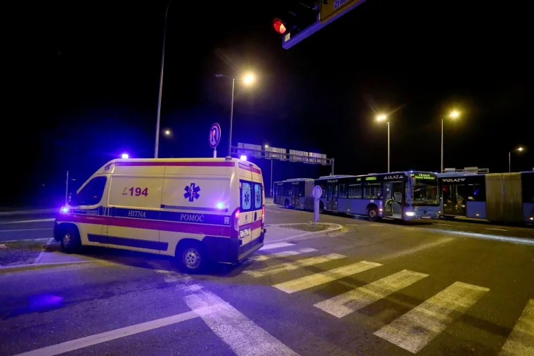 SUDAR ZET-OVA AUTOBUSA I AUTOMOBILA KOD TRGOVAČKOG CENTRA SUPERNOVA: Petero ozlijeđenih putnika