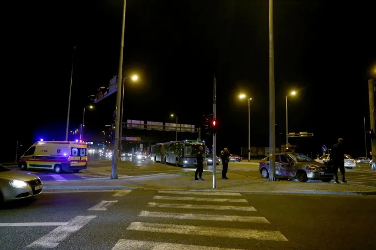 SUDAR ZET-OVA AUTOBUSA I AUTOMOBILA KOD TRGOVAČKOG CENTRA SUPERNOVA: Petero ozlijeđenih putnika