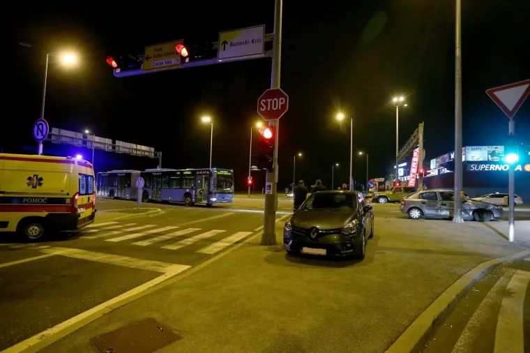 SUDAR ZET-OVA AUTOBUSA I AUTOMOBILA KOD TRGOVAČKOG CENTRA SUPERNOVA: Petero ozlijeđenih putnika
