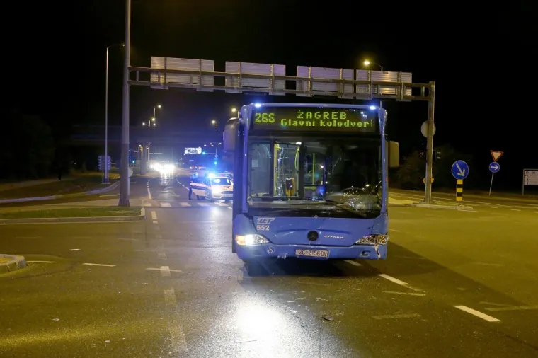 SUDAR ZET-OVA AUTOBUSA I AUTOMOBILA KOD TRGOVAČKOG CENTRA SUPERNOVA: Petero ozlijeđenih putnika