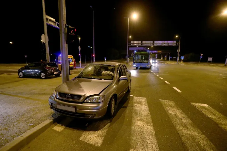SUDAR ZET-OVA AUTOBUSA I AUTOMOBILA KOD TRGOVAČKOG CENTRA SUPERNOVA: Petero ozlijeđenih putnika