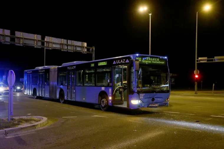 SUDAR ZET-OVA AUTOBUSA I AUTOMOBILA KOD TRGOVAČKOG CENTRA SUPERNOVA: Petero ozlijeđenih putnika