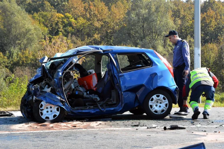 Dvije osobe poginule su u sudaru dva osobna automobila koji se dogodio u petak oko 10 sati, između naplatnih kućica Okučani i A3, na 151. kilometru.