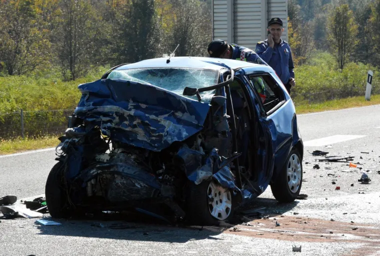 Dvije osobe poginule su u sudaru dva osobna automobila koji se dogodio u petak oko 10 sati, između naplatnih kućica Okučani i A3, na 151. kilometru.