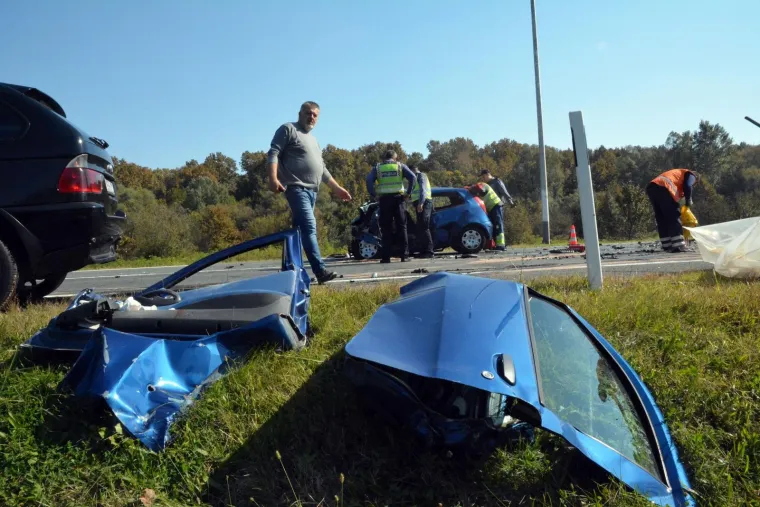 Dvije osobe poginule su u sudaru dva osobna automobila koji se dogodio u petak oko 10 sati, između naplatnih kućica Okučani i A3, na 151. kilometru.