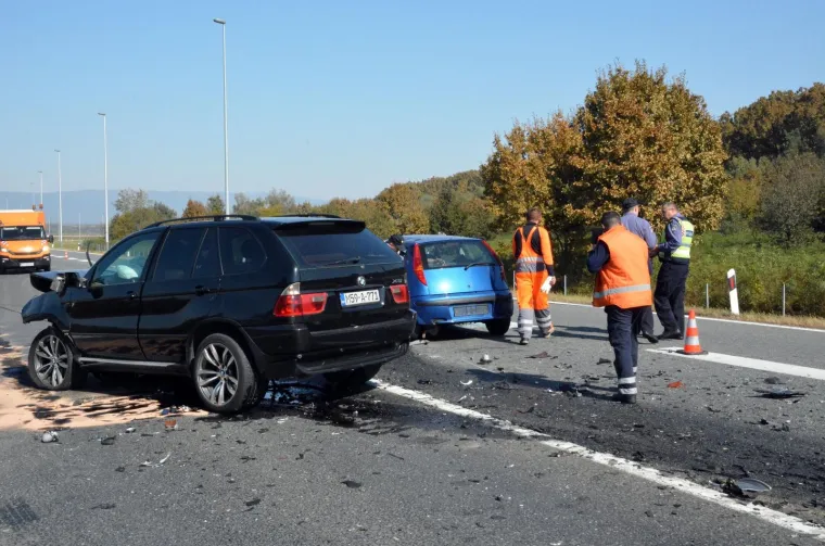 Dvije osobe poginule su u sudaru dva osobna automobila koji se dogodio u petak oko 10 sati, između naplatnih kućica Okučani i A3, na 151. kilometru.