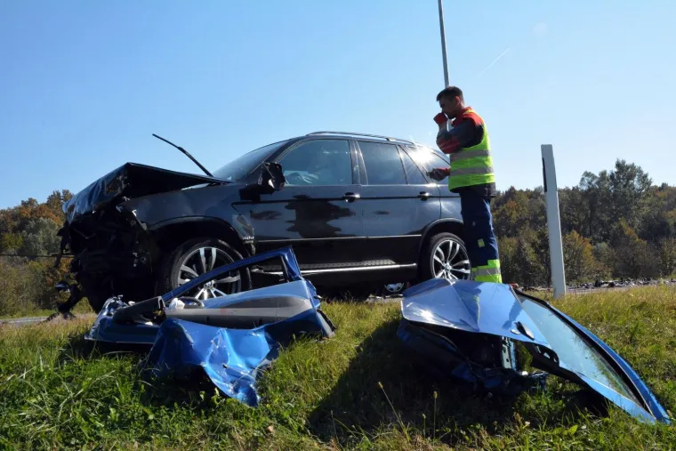 Dvije osobe poginule su u sudaru dva osobna automobila koji se dogodio u petak oko 10 sati, između naplatnih kućica Okučani i A3, na 151. kilometru.