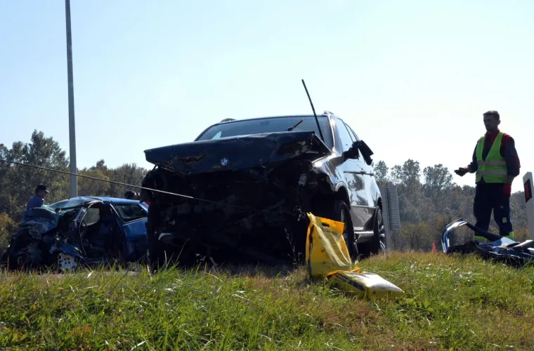 Dvije osobe poginule su u sudaru dva osobna automobila koji se dogodio u petak oko 10 sati, između naplatnih kućica Okučani i A3, na 151. kilometru.