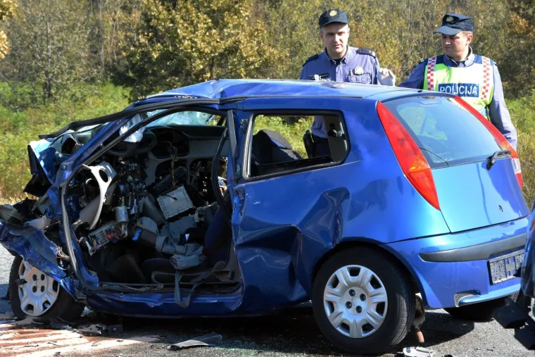 Dvije osobe poginule su u sudaru dvaju osobnih automobila koji se dogodio u petak oko 10 sati, između naplatnih kućica Okučani i A3, na 151. kilometru. Fiat Punto riječkih tablica, koji je silazio s autoceste, iz nepoznatog razloga je prešao u suprotni trak i sudario se s automobilom BMW bosansko-hercegovačkih oznaka. Na mjestu su poginuli 66-godišnji vozač i njegova 64-godišnja suvozačica iz Punta, dok je vozač BMW-a ozlijeđen.