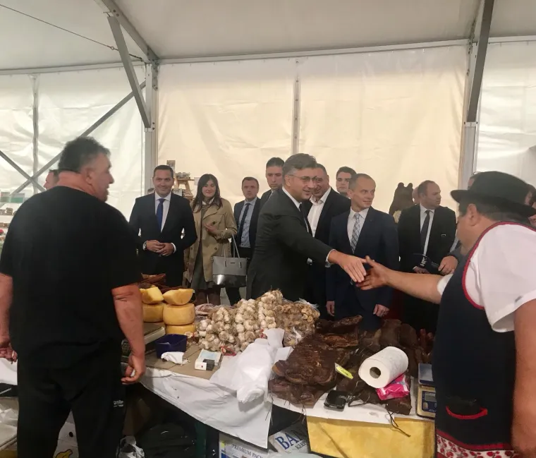 Plenković u Gospiću: Neplanirano zavr&scaron;io na manifestaciji 'Jesen u Lici' i družio se s građanima