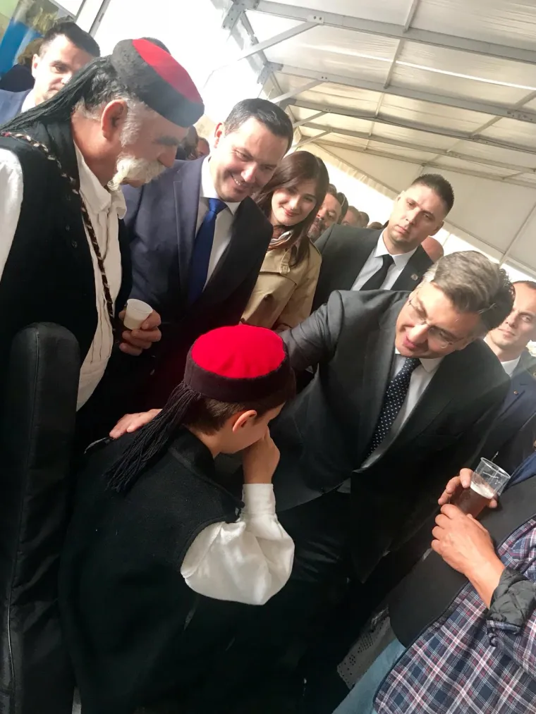 Plenković u Gospiću: Neplanirano zavr&scaron;io na manifestaciji 'Jesen u Lici' i družio se s građanima