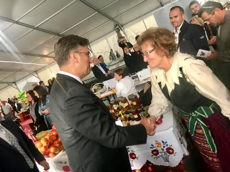 Plenković u Gospiću: Neplanirano zavr&scaron;io na manifestaciji 'Jesen u Lici' i družio se s građanima