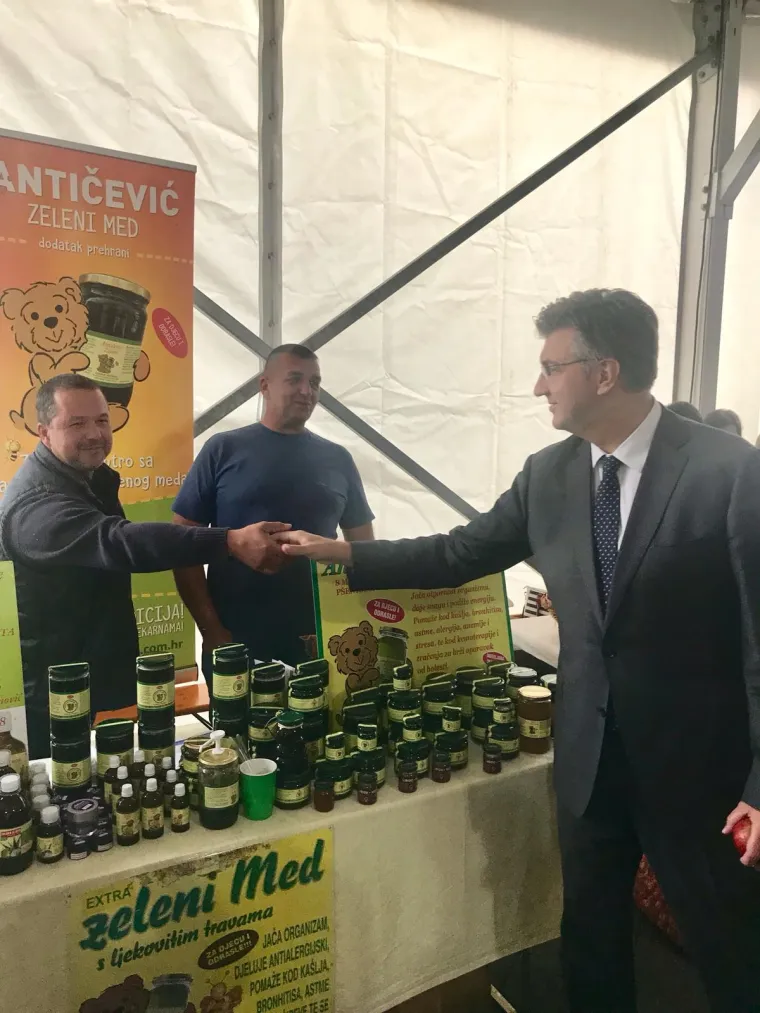 Plenković u Gospiću: Neplanirano zavr&scaron;io na manifestaciji 'Jesen u Lici' i družio se s građanima