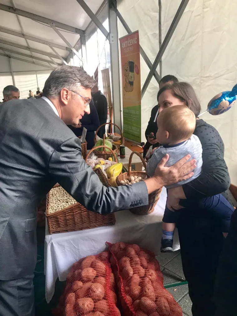 Plenković u Gospiću: Neplanirano zavr&scaron;io na manifestaciji 'Jesen u Lici' i družio se s građanima