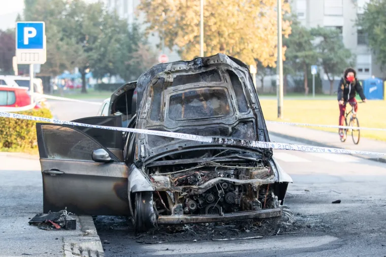 NOĆAS JE GORJELO NA ZAPADU ZAGREBA: U naselju Prečko izgorjela dva automobila
