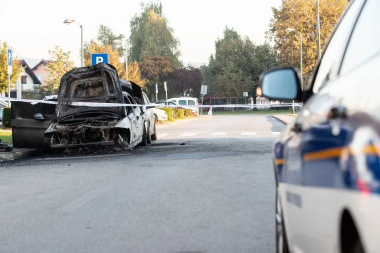 NOĆAS JE GORJELO NA ZAPADU ZAGREBA: U naselju Prečko izgorjela dva automobila