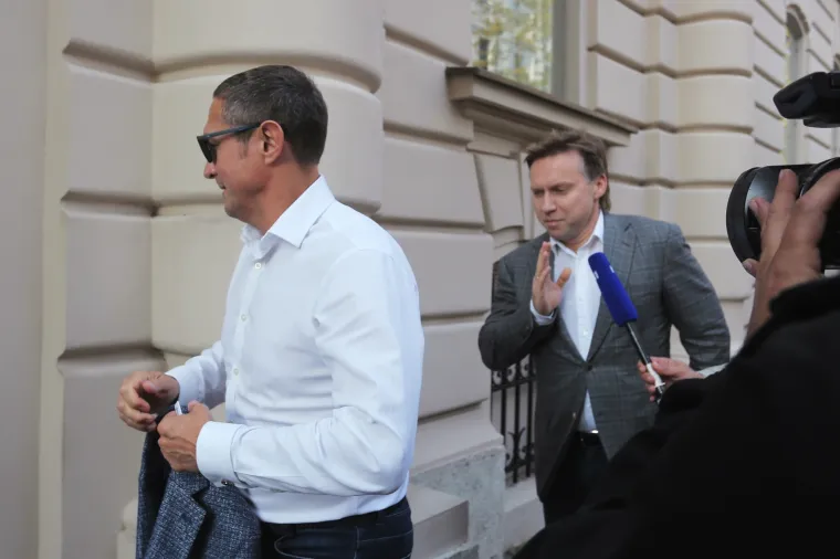 Maksim Poletaev i Sergej Volk iz Sberbanke ispred DORH-a