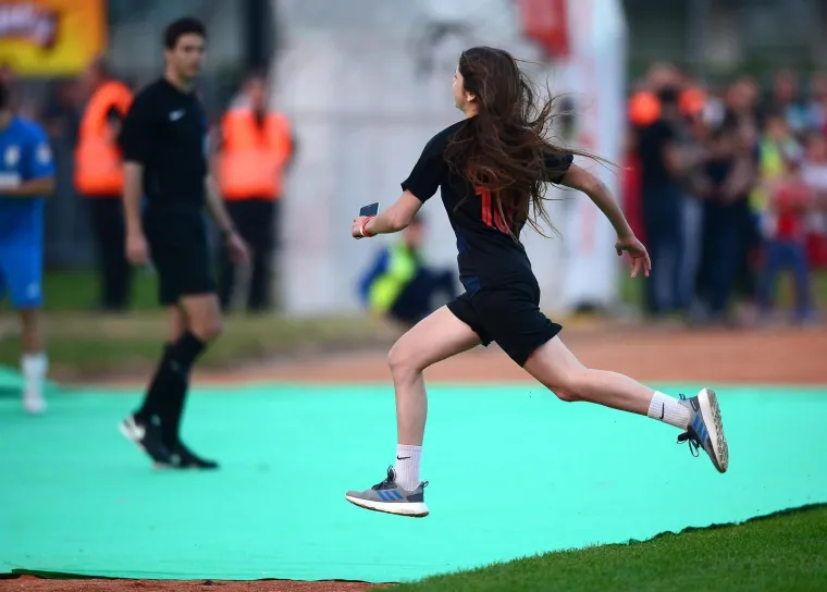Bjelovar: Prava ljubav - obožavateljica uletjela na teren kako bi se fotografirala s Modrićem 09.10.2018., Bjelovar - Na Gradskom stadionu odigrana je svecana utakmica izmedju NK Bjelovar i hrvatske nogometne reprezentacije povodom 110. obljetnice osnutka kluba. Obozavateljica utrcala ne teren kako bi se fotografirala s Lukom Modricem. Photo: Marko Prpic/PIXSELL